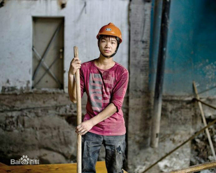 在建筑业劳作的少年农民工 在建筑业劳作的少年农民工