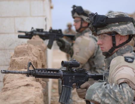 101空降师士兵在执行警戒任务 101空降师士兵在执行警戒任务