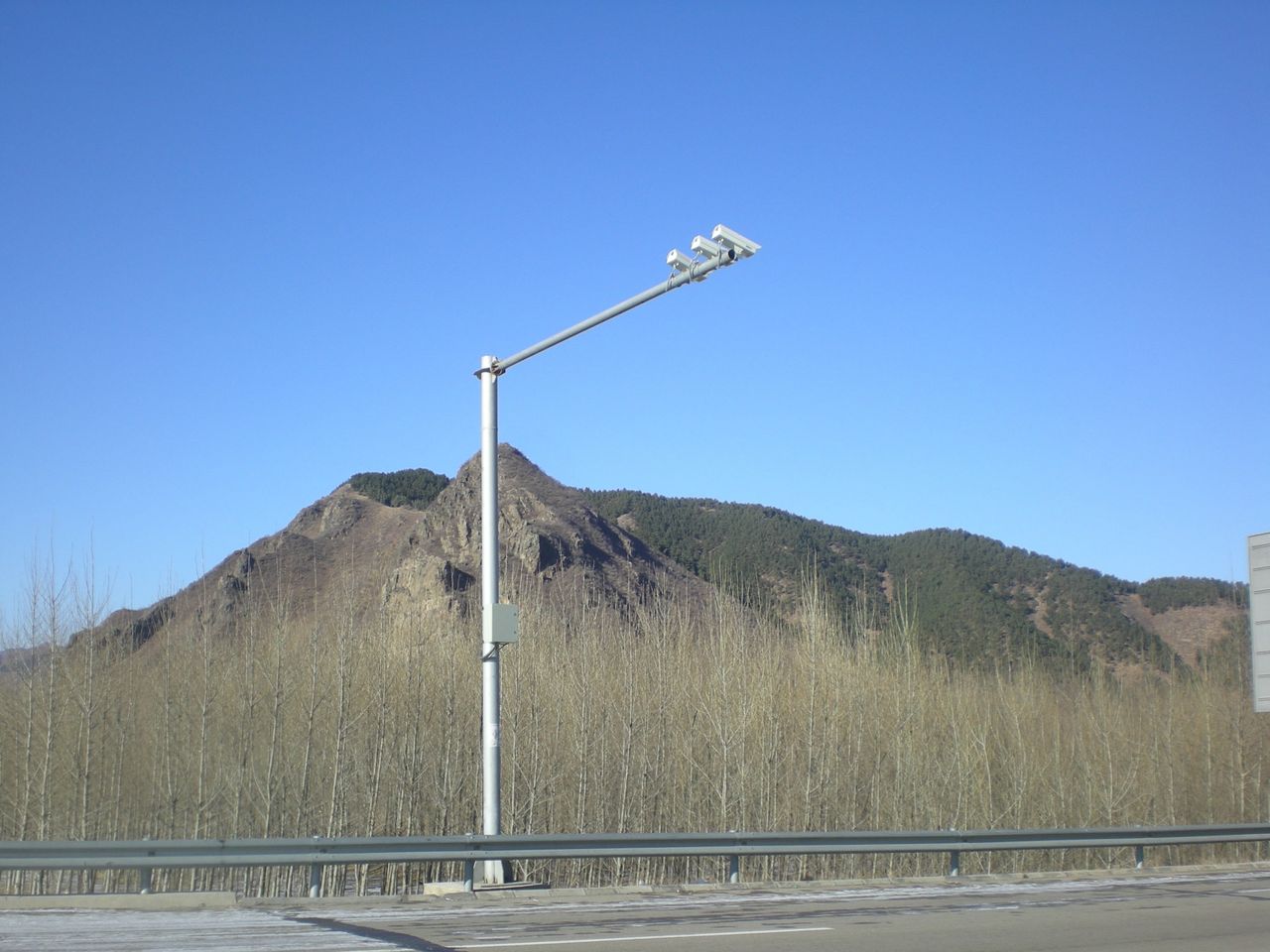L型桿治安卡口系统安装效果 L型桿治安卡口系统安装效果